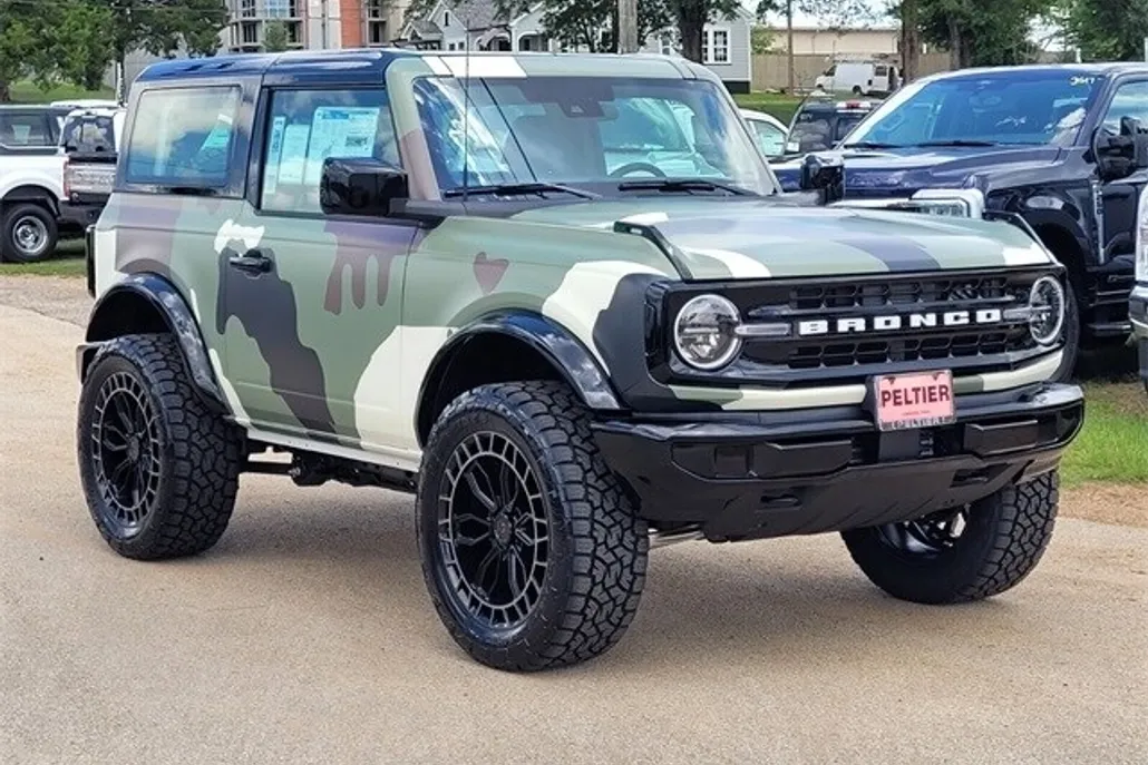 2025 Ford Bronco Base photo 1