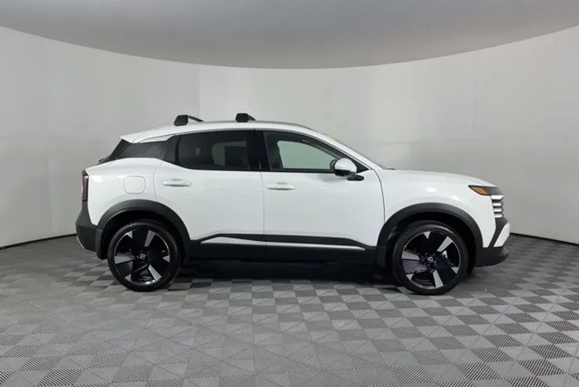 2025 Nissan Kicks SR photo 1