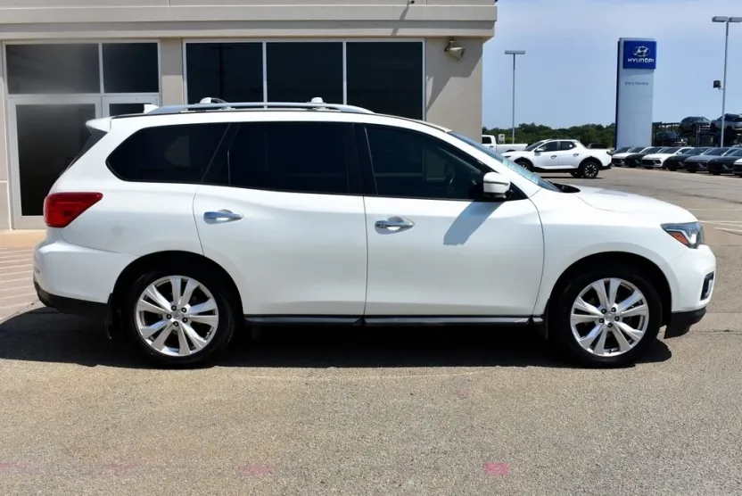 2019 Nissan Pathfinder SL photo 1