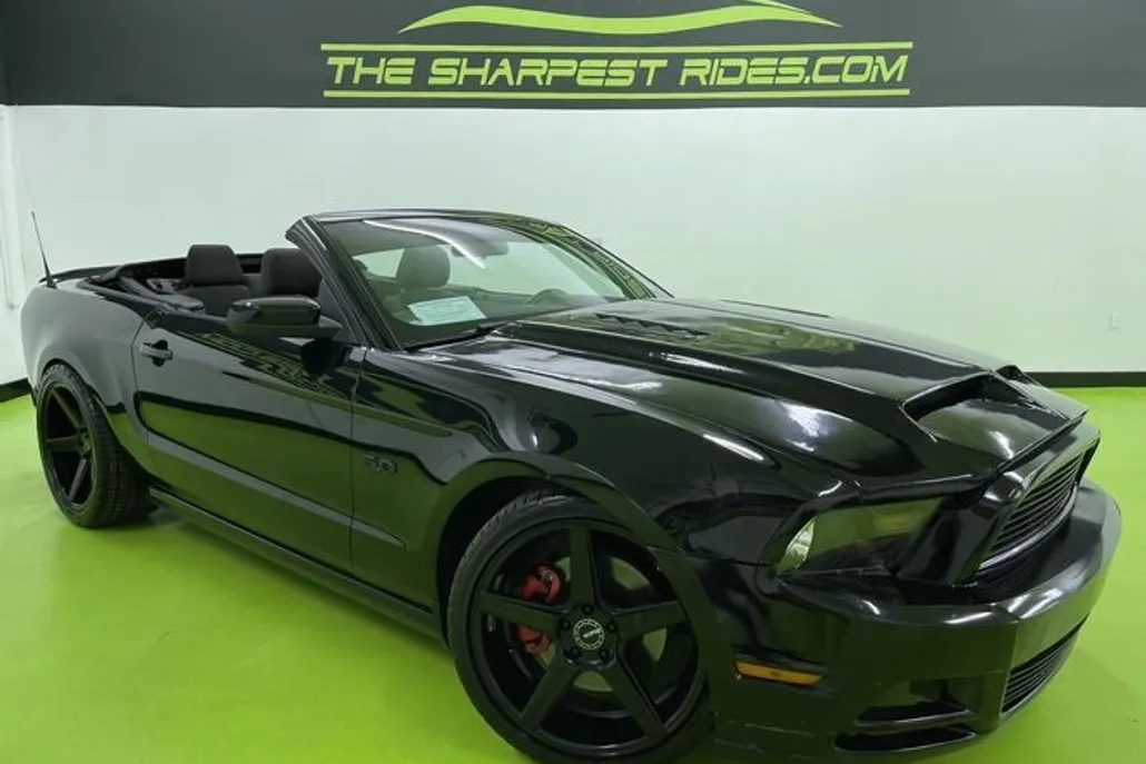 2013 Ford Mustang GT Convertible photo 1