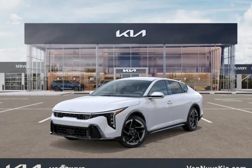 2025 Kia K4 GT-Line photo 1