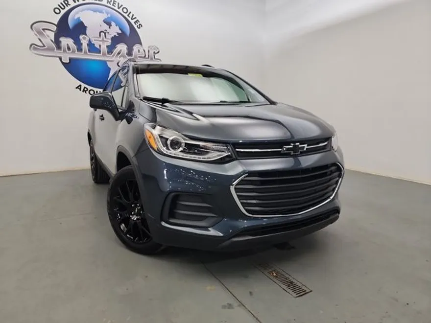 2022 Chevrolet Trax LT photo 1