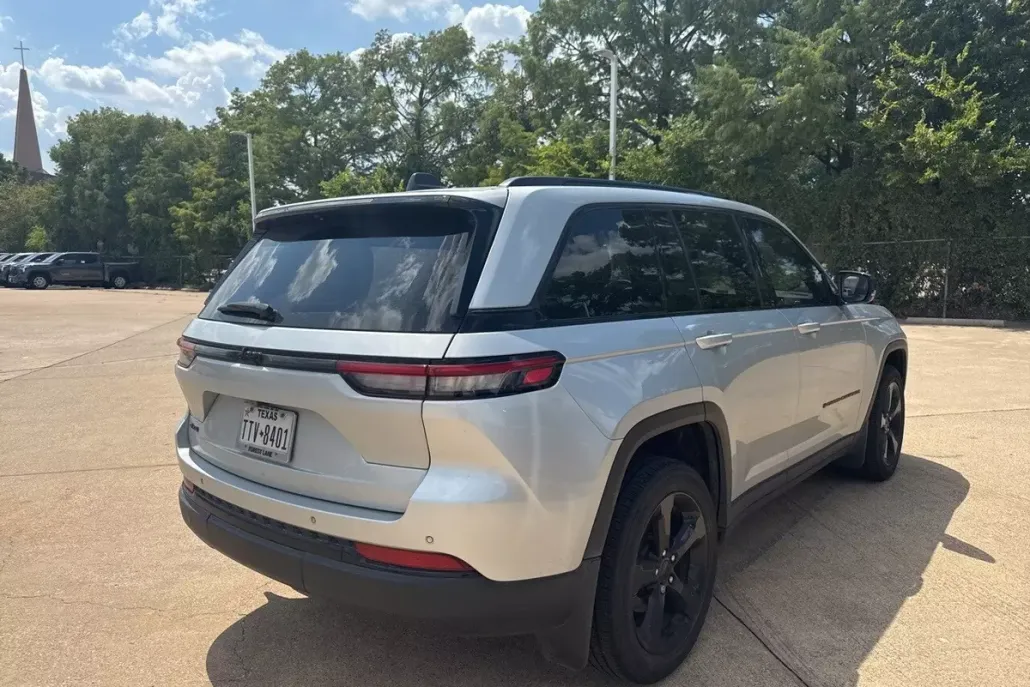 2023 Jeep Grand Cherokee Altitude photo 1