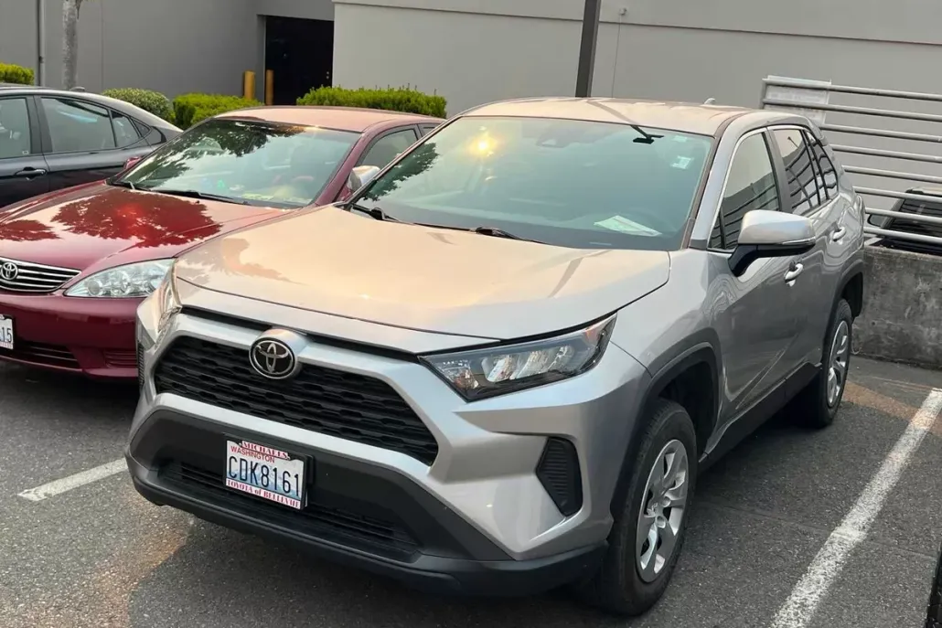 2022 Toyota RAV4 LE photo 1