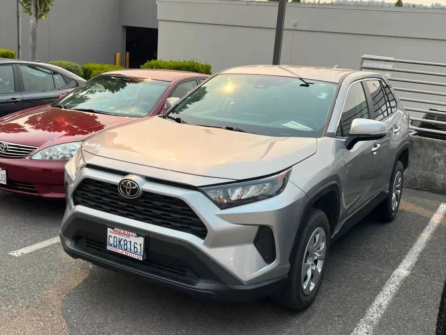 2022 Toyota RAV4 LE photo 1