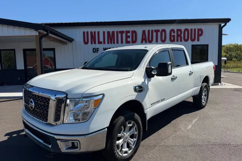 2017 Nissan Titan Crew Cab SV photo 1