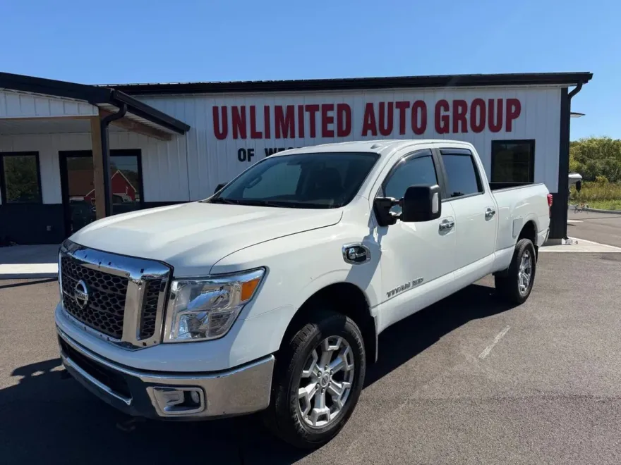 2017 Nissan Titan Crew Cab SV photo 1