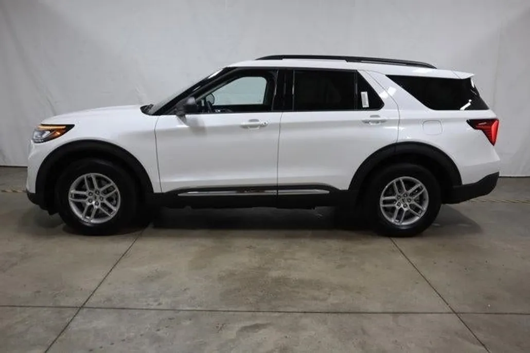 2025 Ford Explorer photo 1