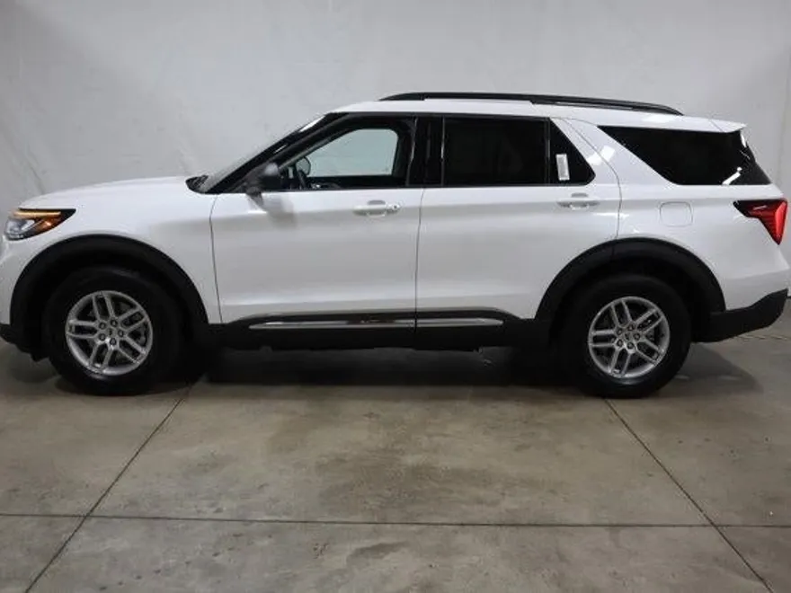 2025 Ford Explorer photo 1