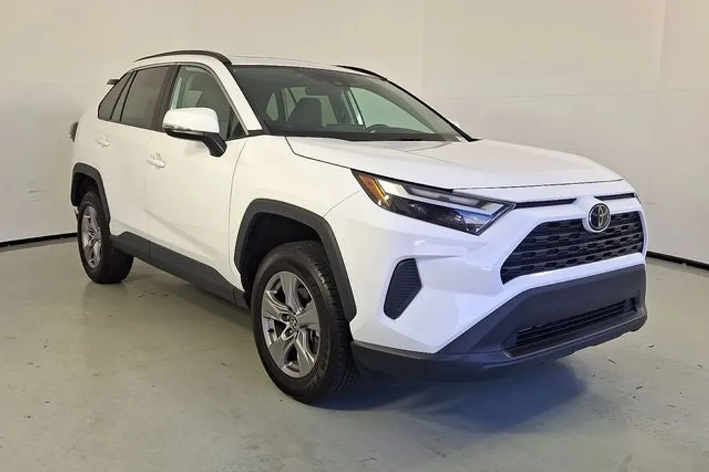 2023 Toyota RAV4 XLE photo 1