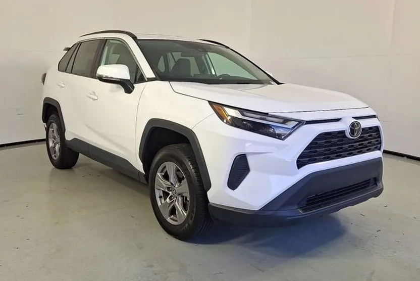 2023 Toyota RAV4 XLE photo 1