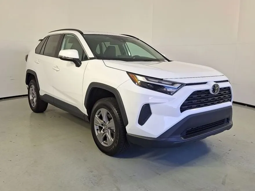 2023 Toyota RAV4 XLE photo 1