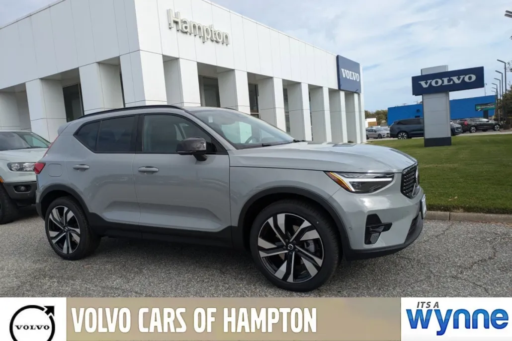 2025 Volvo XC40 Plus photo 1