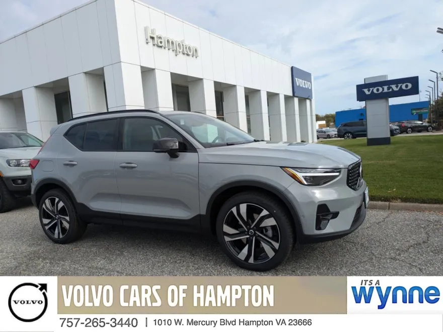 2025 Volvo XC40 Plus photo 1