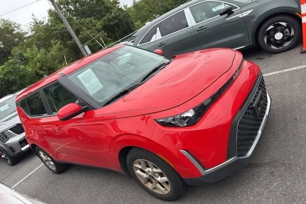 2023 Kia Soul LX photo 1