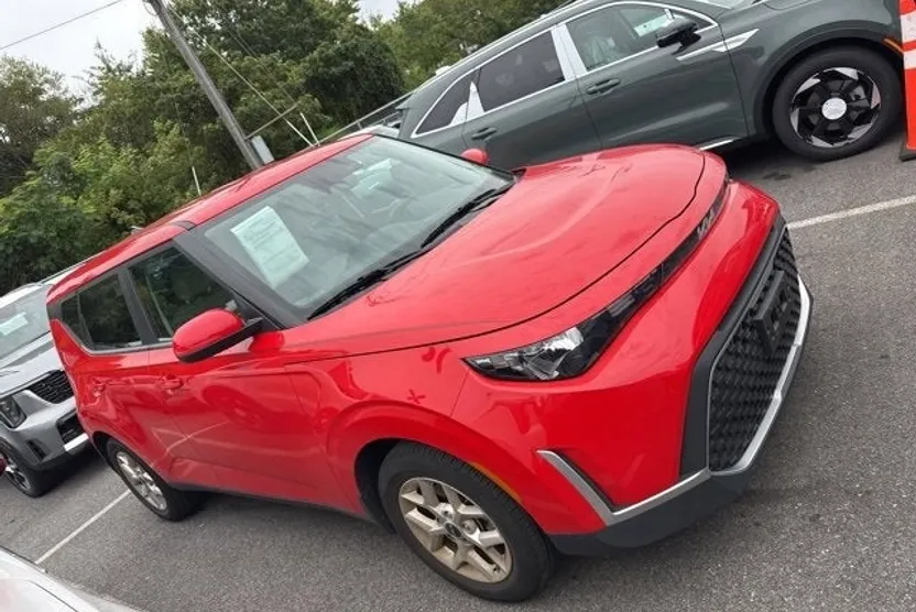 2023 Kia Soul LX photo 1