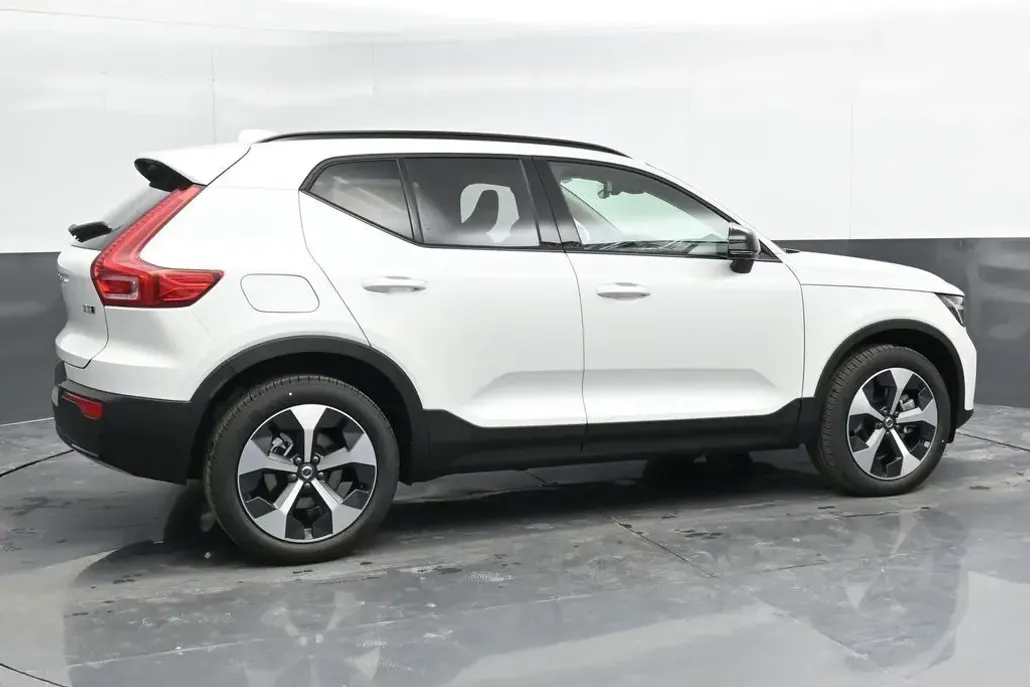 2025 Volvo XC40 Plus photo 1