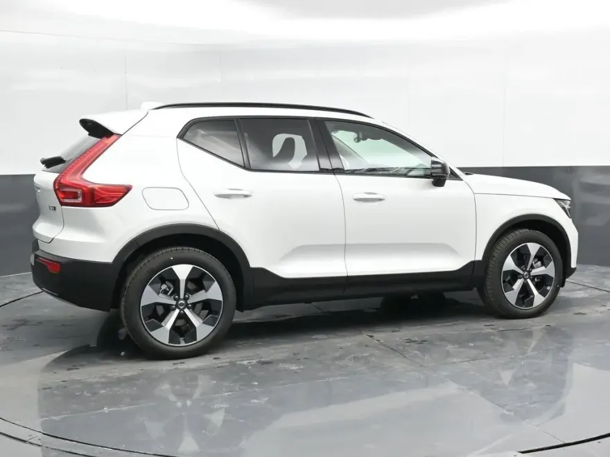 2025 Volvo XC40 Plus photo 1
