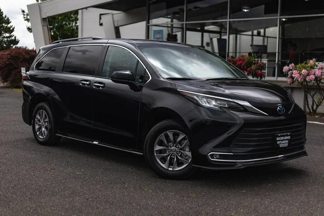 2023 Toyota Sienna XLE photo 1