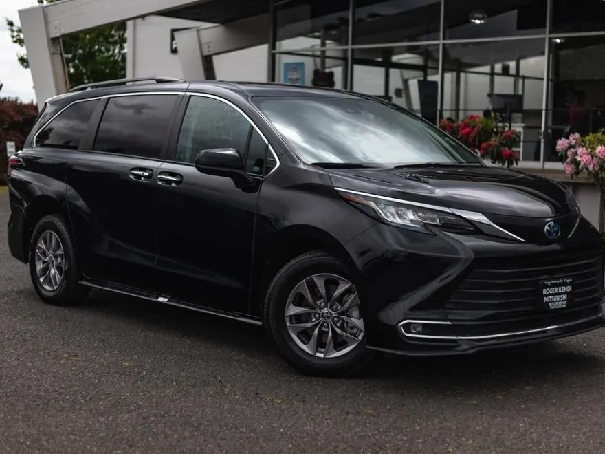 2023 Toyota Sienna XLE photo 1