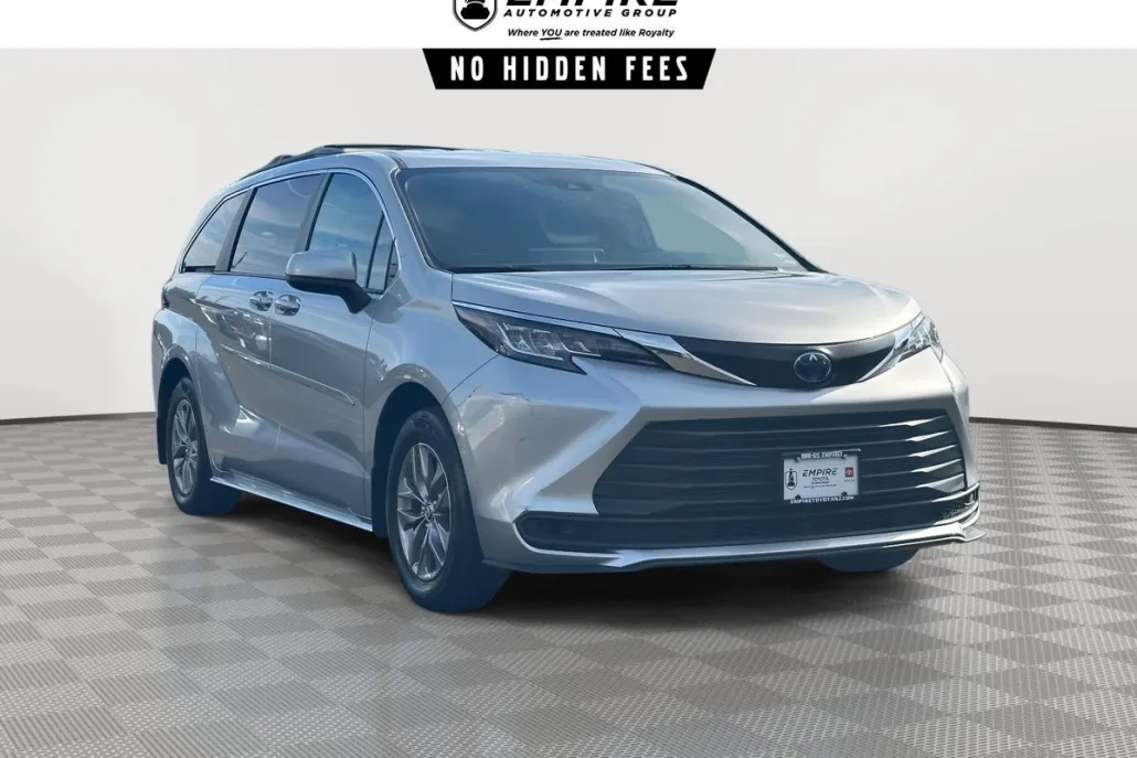 2022 Toyota Sienna LE photo 1