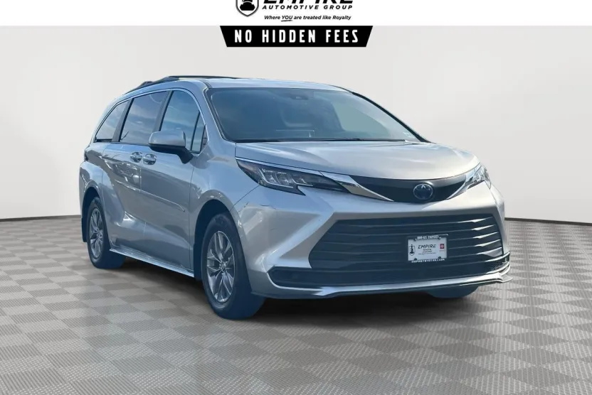 2022 Toyota Sienna LE photo 1