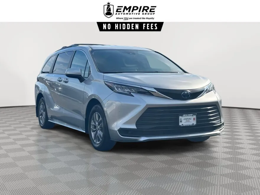 2022 Toyota Sienna LE photo 1