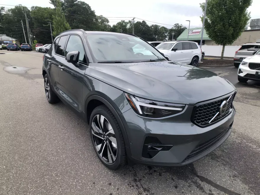 2026 Volvo XC40 photo 1