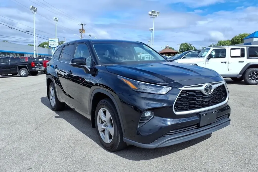 2023 Toyota Highlander LE photo 1