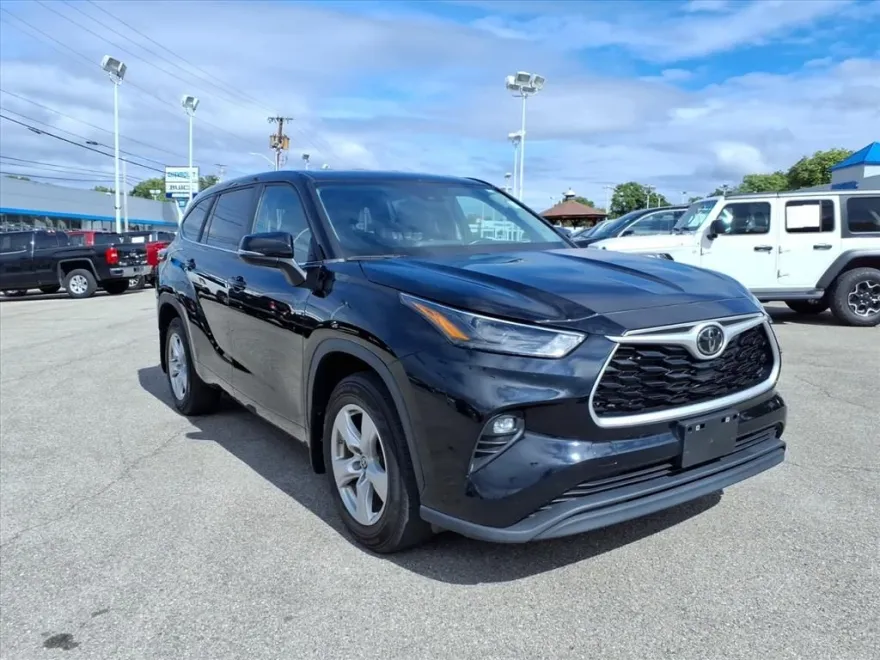 2023 Toyota Highlander LE photo 1