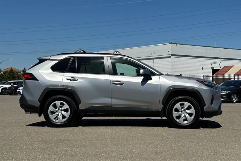 2024 Toyota RAV4 XLE photo 1