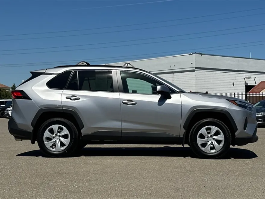 2024 Toyota RAV4 XLE photo 1