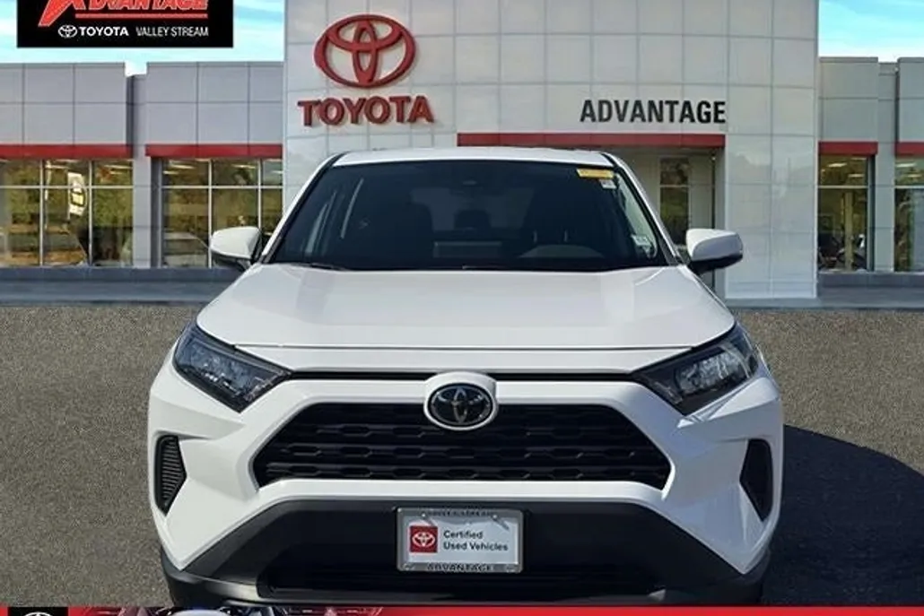 2022 Toyota RAV4 LE photo 1