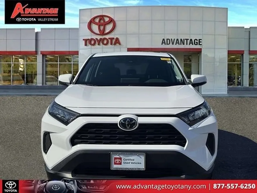 2022 Toyota RAV4 LE photo 1