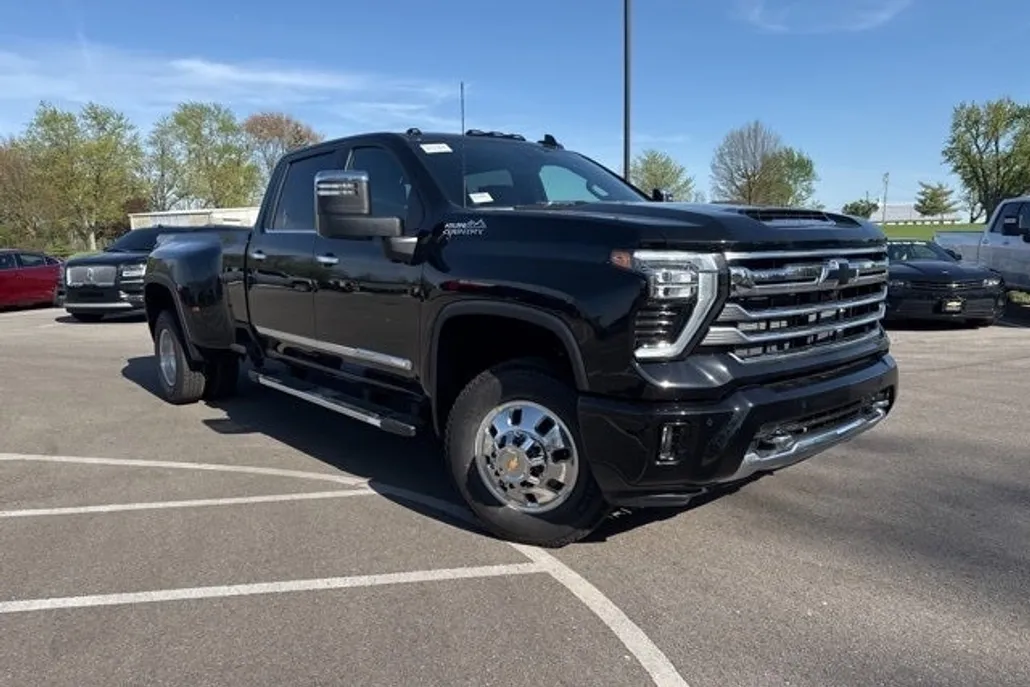 2025 Chevrolet Silverado 3500HD High Country photo 1