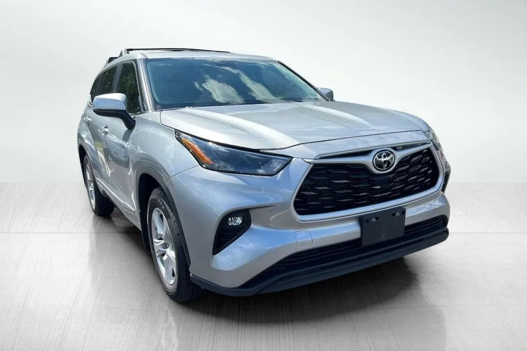2023 Toyota Highlander LE photo 1