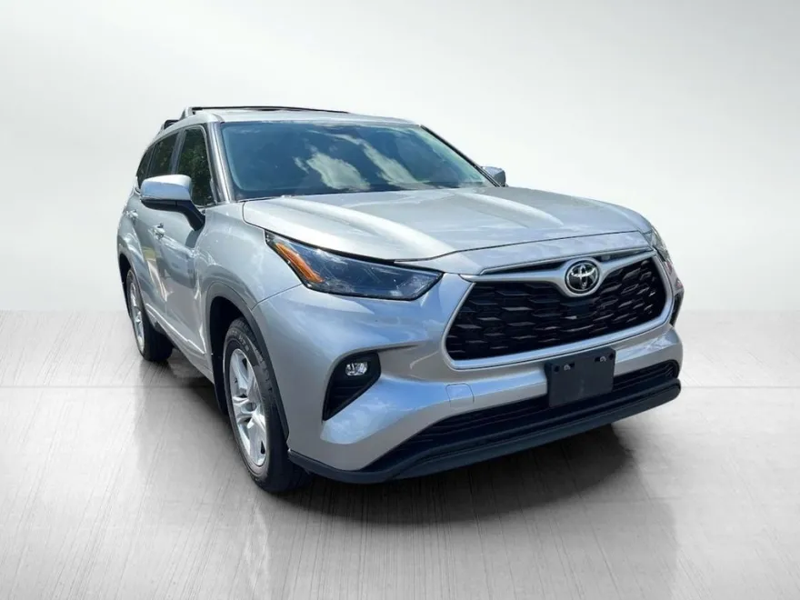 2023 Toyota Highlander LE photo 1