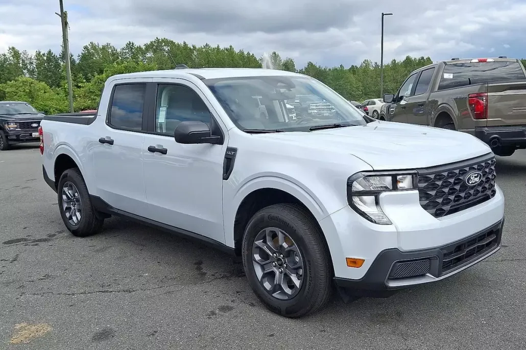 2025 Ford Maverick XLT photo 1