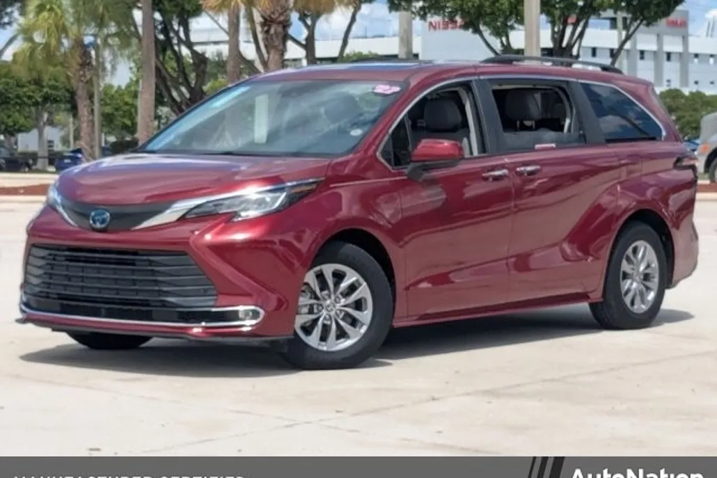 2022 Toyota Sienna XLE photo 1