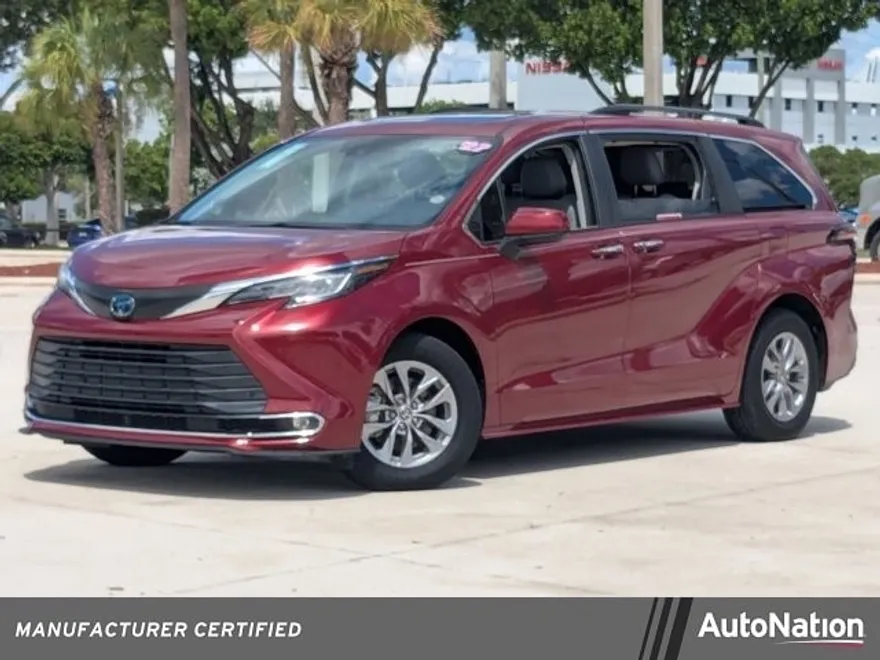 2022 Toyota Sienna XLE photo 1