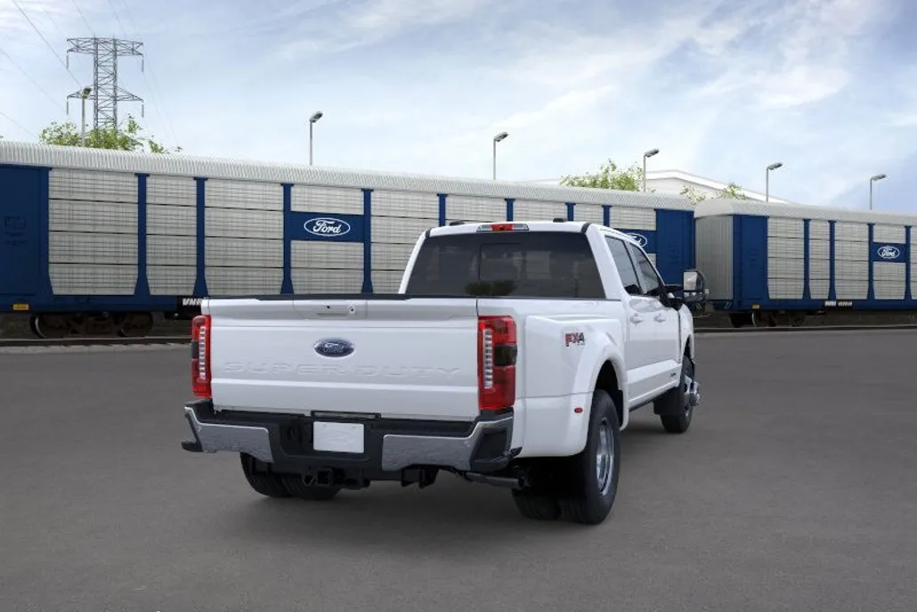 2026 Ford F-350 Lariat photo 1