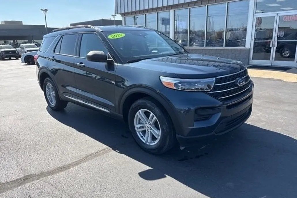 2023 Ford Explorer XLT photo 1