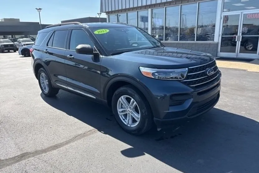 2023 Ford Explorer XLT photo 1