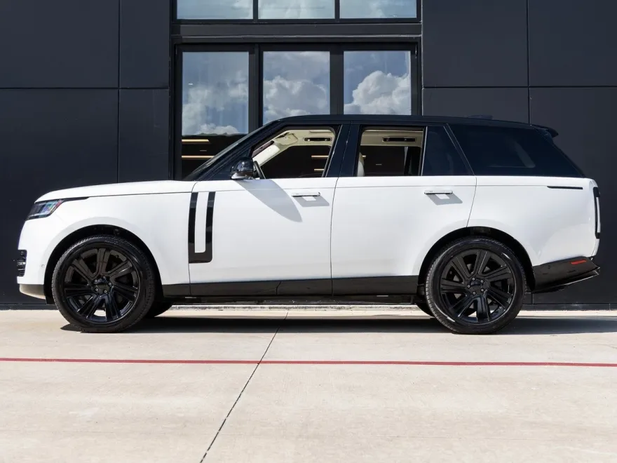 2023 Land Rover Range Rover SE photo 9
