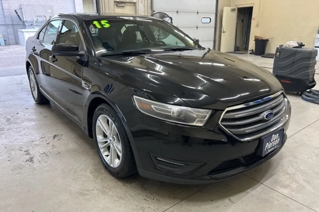 2015 Ford Taurus SEL photo 1