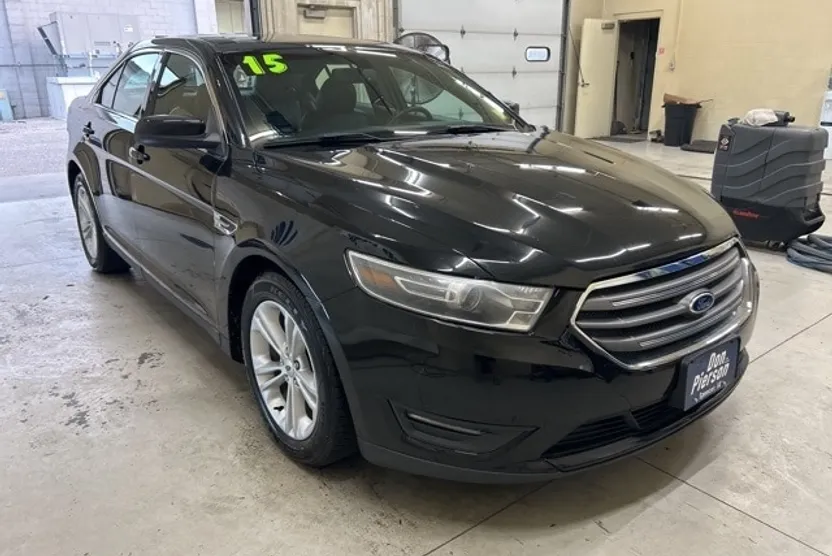 2015 Ford Taurus SEL photo 1