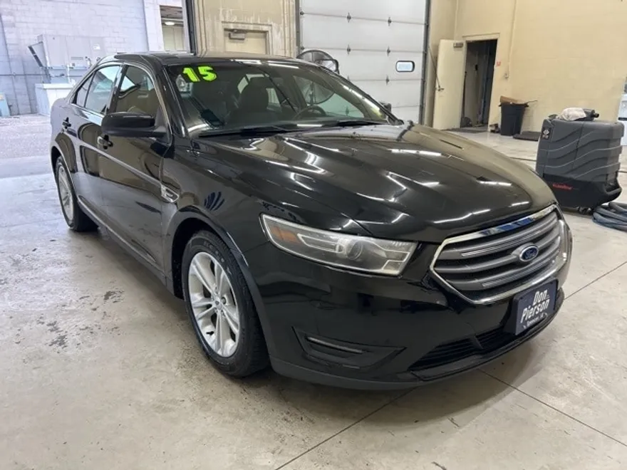 2015 Ford Taurus SEL photo 1