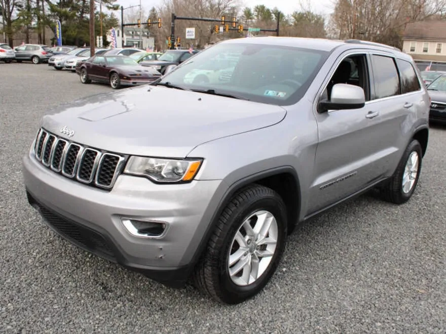 2017 Jeep Grand Cherokee Laredo photo 1