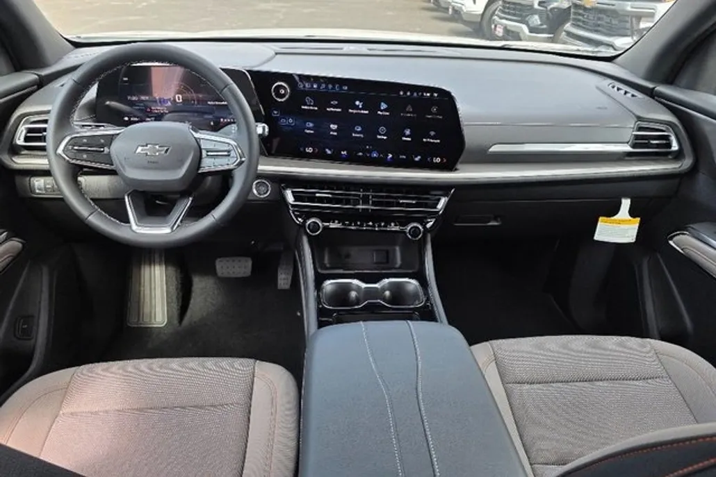 2025 Chevrolet Traverse photo 1