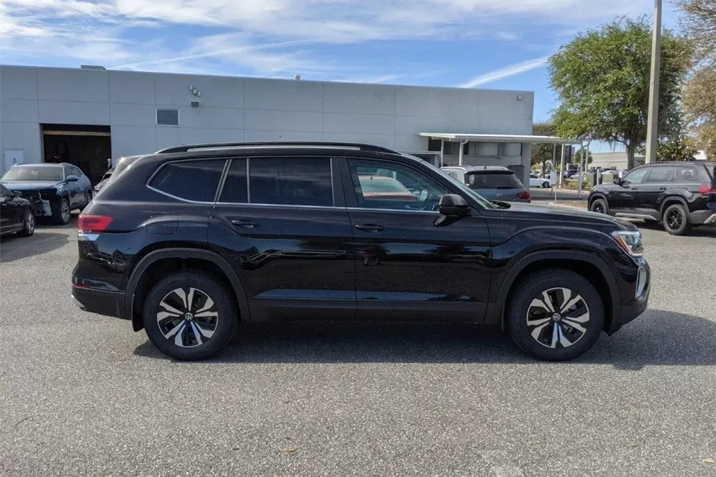 2025 Volkswagen Atlas SE photo 1